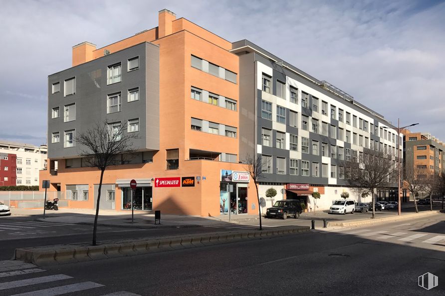 Oficina en alquiler en Calle Señorío de Molina, 13, Guadalajara, 19005 con edificio, nube, cielo, ventana, diseño urbano, asfalto, condominio, barrio, luz de la calle y área residencial alrededor