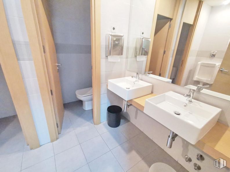 Oficina en alquiler en Calle Alcalá, Salamanca, Madrid, 28014 con fregadero, espejo, arreglo de tubería, grifo, lavabo del baño, propiedad, baño, púrpura, diseño de interiores y líquido alrededor