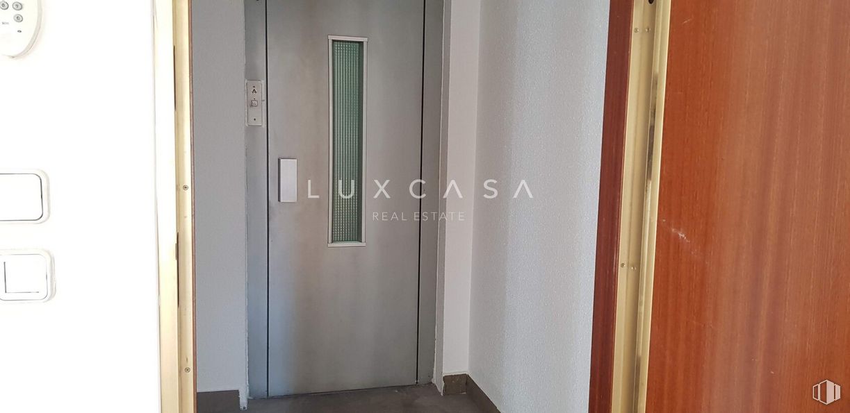 Oficina en alquiler en Zona Trafalgar, Chamberí, Madrid, 28010 con armario, accesorio, madera, puerta, asa, puerta de casa, pintura, suelos, exterior del automóvil y madera dura alrededor