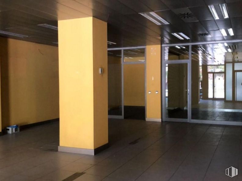 Retail for sale at Avenida Doctor Mendiguchía Carriche, Leganés, Madrid, 28913 with door, building, fixture, flooring, floor, wood, hall, ceiling, parking and glass around