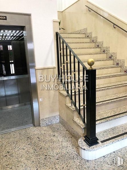 Retail for sale at Avenida Castilla-La Mancha, Illescas, Toledo, 45200 with stairs, wood, building, fixture, rectangle, floor, composite material, real estate, gas and baluster around