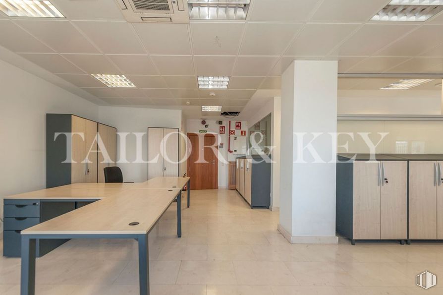 Oficina en venta en Paseo Castellana, Chamartín, Madrid, 28046 con escritorio, ebanistería, lámpara, mesa, edificio, interiorismo, suelos, suelo, pared y hall alrededor