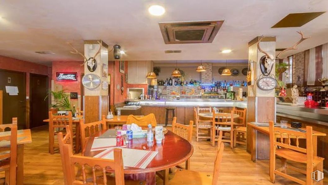 Retail for sale at Calle Francisco Ruíz, Usera, Madrid, 28026 with kitchen & dining room table, chair, lighting, restaurant, light fixture, pub, bar and hotel around