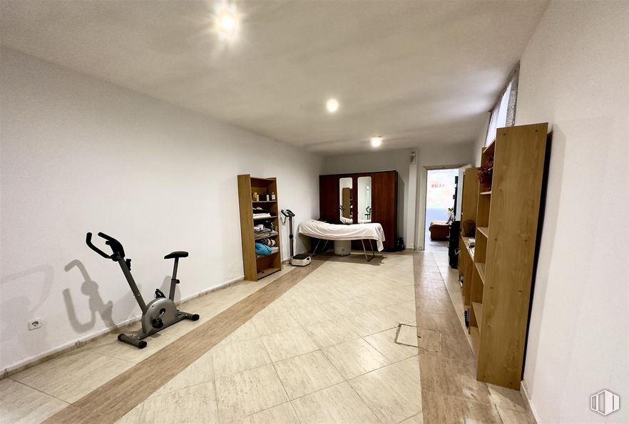 Local en venta en Calle Transradio, Alcobendas, Madrid, 28100 con mueble, bicicleta estática, madera, edificio, suelos, puerta, suelo, hall, marco y casa alrededor