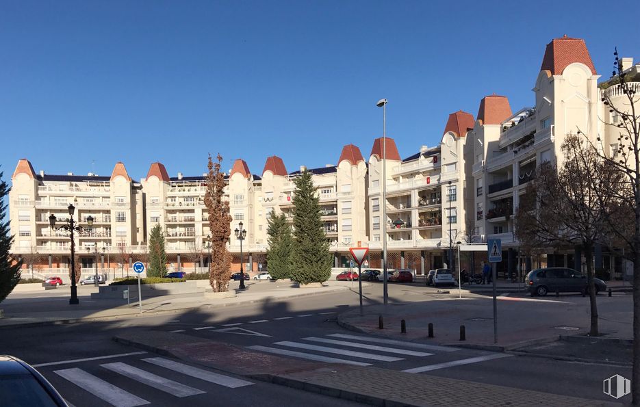 Local en alquiler en Plaza Alegría, Arganda del Rey, Madrid, 28500 con coche, cielo, propiedad, edificio, ventana, luz de la calle, árbol, superficie de la carretera, condominio y diseño urbano alrededor