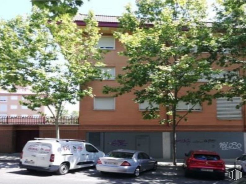 Retail for sale at Avenida Logroño, 201, Barajas, Madrid, 28042 with van, car, window, wheel, land vehicle, tire, automotive parking light, vehicle, building and property around