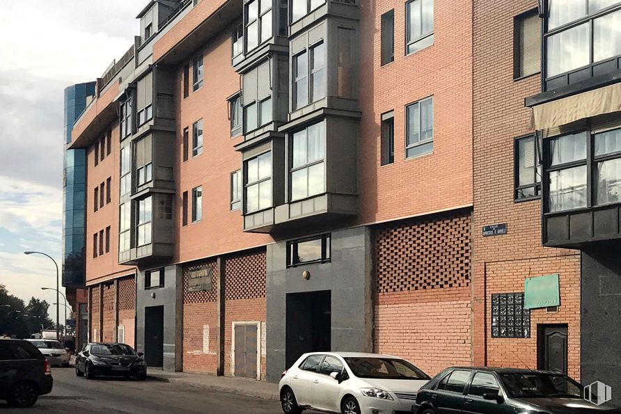 Retail for rent at Calle Adelfas, Retiro, Madrid, 28007 with car, building, window, tire, automotive parking light, wheel, land vehicle, vehicle, automotive design and automotive exterior around