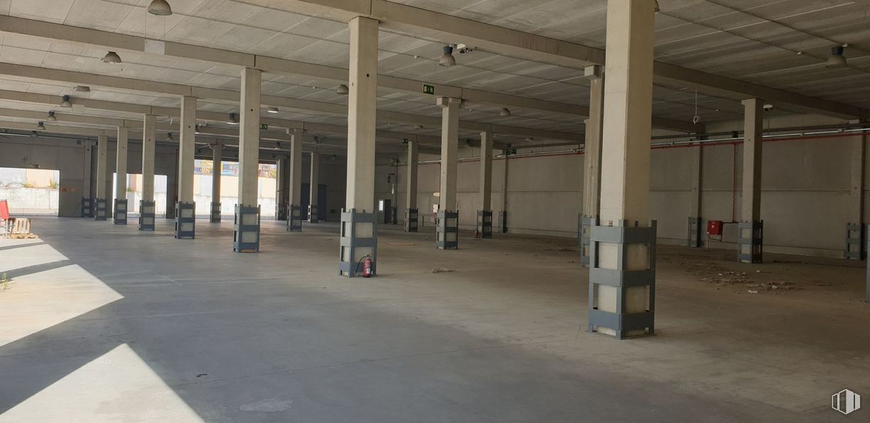 Industrial for sale at Paseo Tren Talgo, Las Rozas de Madrid, Madrid, 28290 with floor, composite material, flooring, parking, gas, building material, ceiling, concrete, fixture and column around