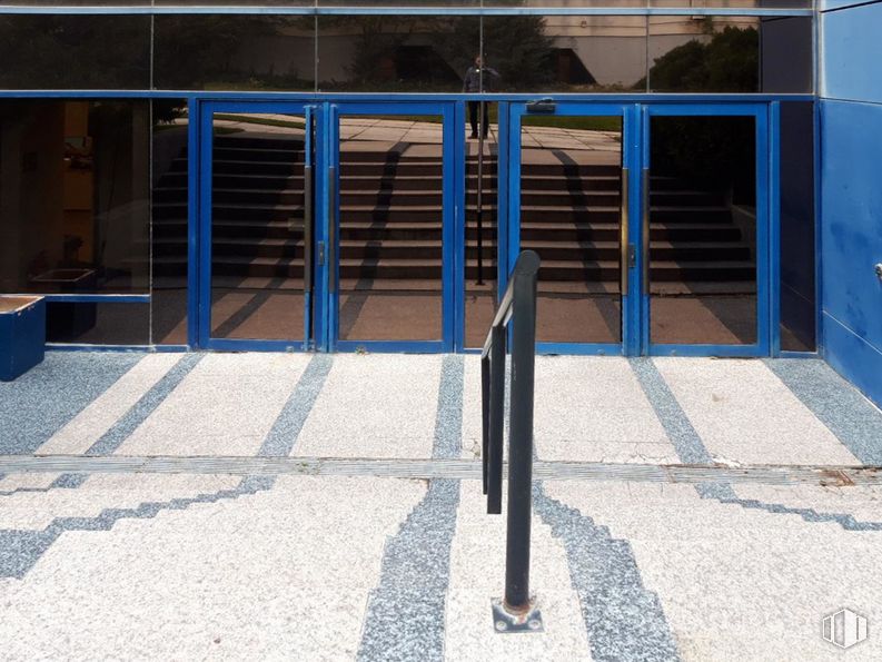 Office for sale at Avenida Europa, Moncloa - Aravaca, Madrid, 28023 with blue, road surface, shade, stairs, wood, floor, door, asphalt, flooring and rectangle around