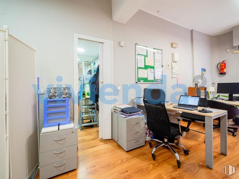 Oficina en venta en Calle Azabache, Carabanchel, Madrid, 28019 con silla, archivador, escritorio, ordenador portatil, cajonera, persona, mueble, interiorismo, suelos y techo alrededor