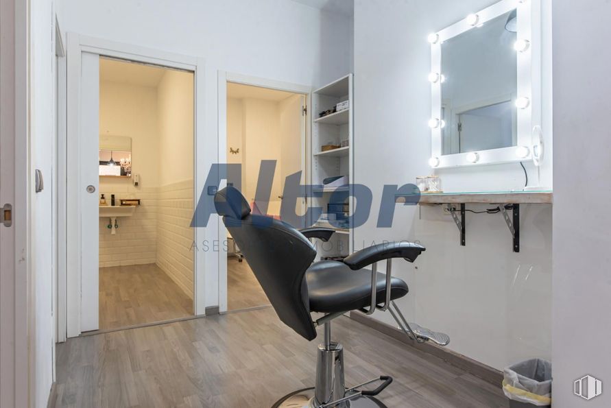 Local en alquiler y venta en Calle Fray Luis De León, Arganzuela, Madrid, 28012 con silla, interiorismo, suelos, mueble, suelo, techo, habitación, silla de oficina, lámpara y salón de belleza alrededor