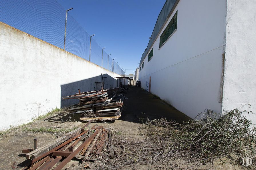 Nave en alquiler en Calle Jamaica, Alcalá de Henares, Madrid, 28808 con ventana, cielo, planta, pendiente, madera, edificio, pista, material compuesto, hierba y rodante alrededor