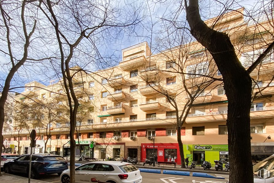 Local en venta en Zona Gaztambide, Chamberí, Madrid, 28015 con coche, edificio, cielo, rueda, neumático, vehículo, matrícula del vehículo, infraestructura, árbol y planta alrededor