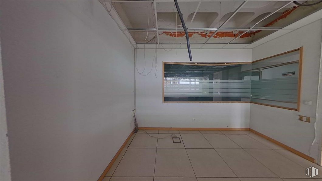 Office for sale at Avenida Democracia, Puente de Vallecas, Madrid, 28031 with window blind, hall, fixture, wood, flooring, composite material, ceiling, space, concrete and symmetry around