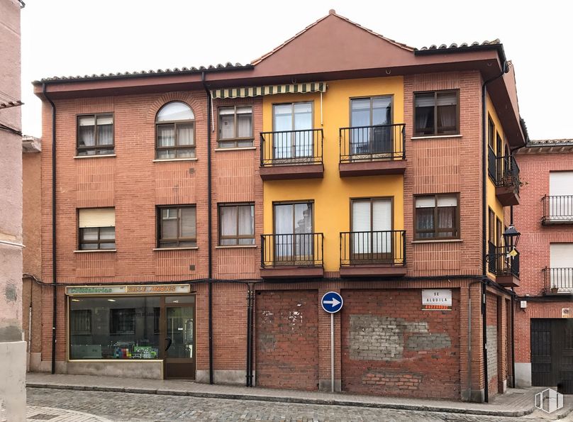 Local en alquiler en Calle Jesús del Gran Poder, 37, Ávila, 05003 con edificio, ventana, accesorio, puerta, cielo, diseño urbano, casa, zona residencial, propiedad material y fachada alrededor