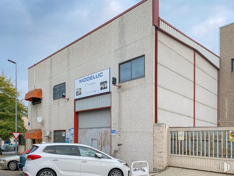 Industrial for sale at Calle Segura, 11, Mejorada del Campo, Madrid, 28840 with car, window, building, tire, automotive parking light, wheel, sky, vehicle, property and motor vehicle around