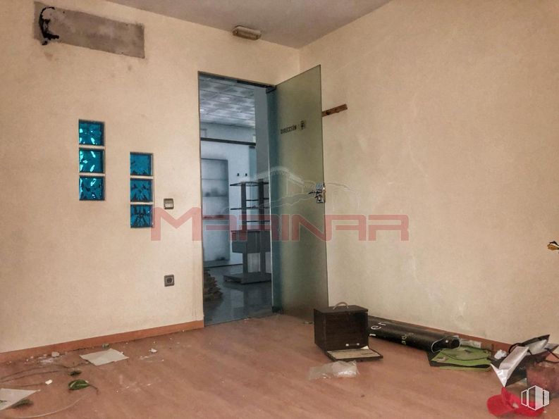 Retail for sale & for rent at Zona Las Aves-Jardín de Oñate, Aranjuez, Madrid, 28300 with property, fixture, wood, building, door, interior design, flooring, floor, paint and wall around