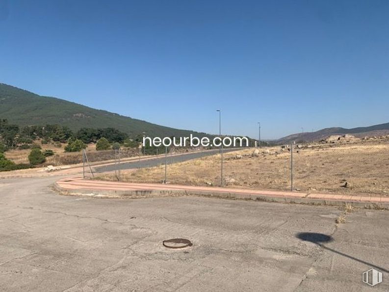 Land for sale at Calle Puente Pasil, El Tiemblo, Ávila, 05270 with sky, plant, road surface, asphalt, land lot, mountain, slope, tree, street light and thoroughfare around