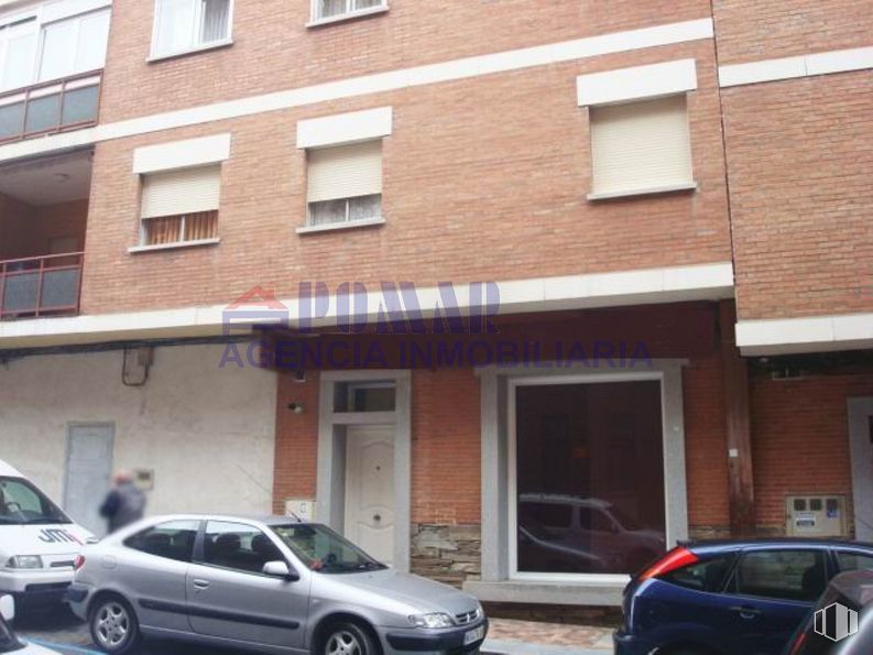 Office for sale at Calle Alfonso de Montalvo, 9, Ávila, 05001 with window, door, car, building, fixture, vehicle, brickwork, brick, wood and shade around