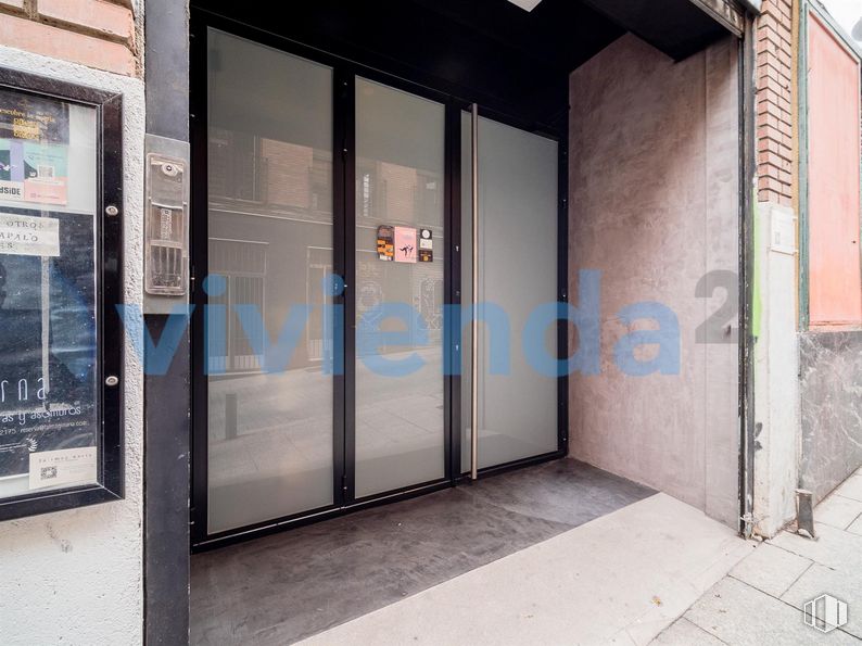 Retail for sale at Calle Rodas, 8, Centro, Madrid, 28005 with door, fixture, building, facade, gas, sidewalk, composite material, glass, city and vehicle door around