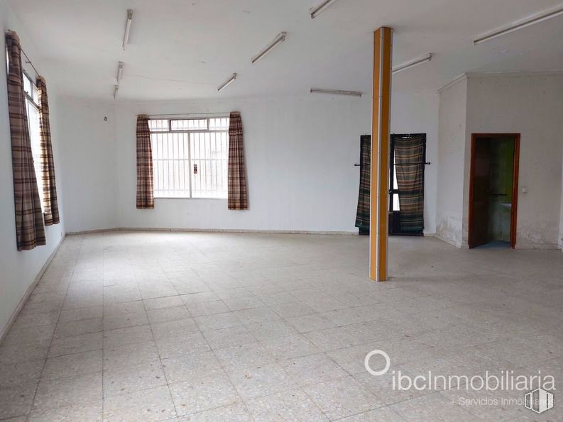 Local en venta en Calle Carmen, Illescas, Toledo, 45200 con ventana, puerta, accesorio, hall, madera, suelo, edificio, suelos, material compuesto y techo alrededor