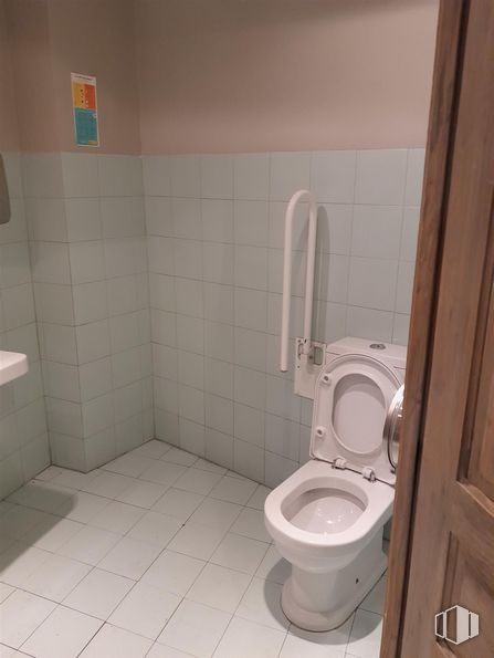 Retail for rent at Calle Princesa, 76, Chamberí, Madrid, 28008 with toilet, toilet seat, plumbing fixture, bathroom, purple, plumbing, floor, wall, fixture and material property around