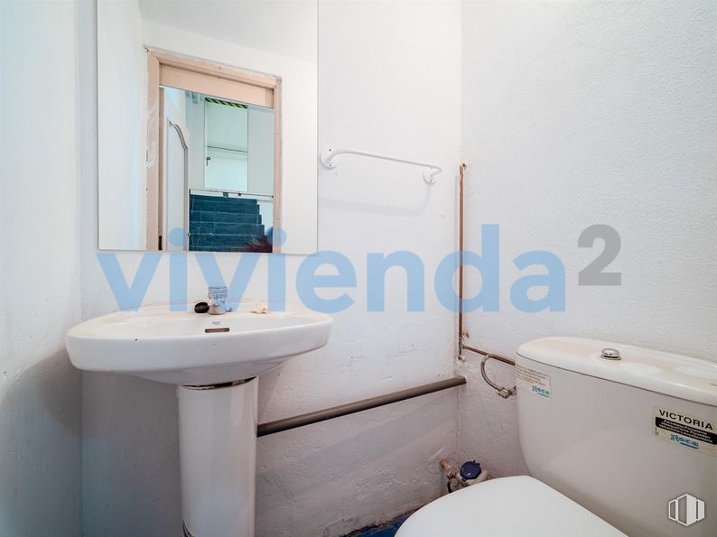 Local en venta en Calle San Fidel, Ciudad Lineal, Madrid, 28017 con inodoro, espejo, fregadero, accesorios de fontanería, lavabo, producto, morado, azure, cuarto de baño y grifo alrededor