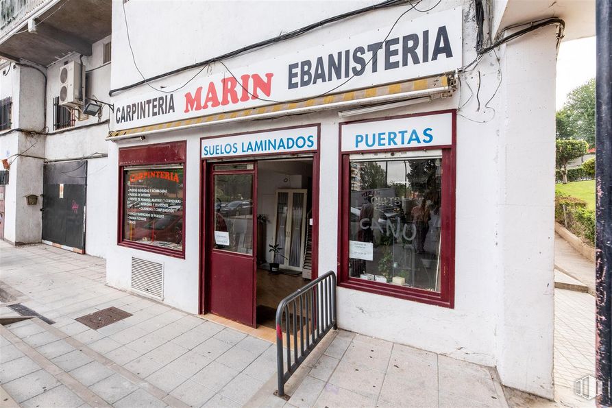 Retail for sale at Carlos Arniches, Móstoles, Madrid, 28935 with door, window, facade, fixture, building, city, sidewalk, mixed-use, street and font around