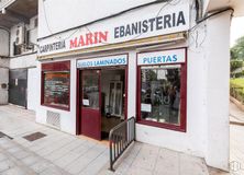 Retail for sale at Carlos Arniches, Móstoles, Madrid, 28935 with door, window, facade, fixture, building, city, sidewalk, mixed-use, street and font around