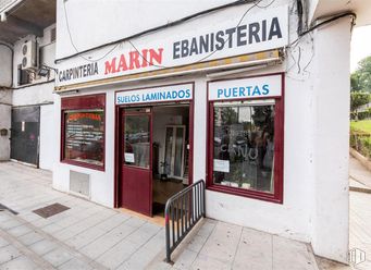 Local en venta en Carlos Arniches, Móstoles, Madrid, 28935 con puerta, ventana, fachada, accesorio, edificio, ciudad, acera, uso mixto, calle y fuente alrededor