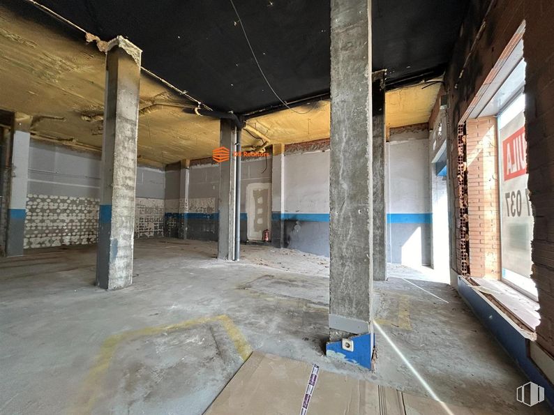 Retail for rent at Avenida Monasterio de Silos, 11, Fuencarral - El Pardo, Madrid, 28034 with floor, flooring, ceiling, composite material, hall, concrete, space, city, gas and fixture around