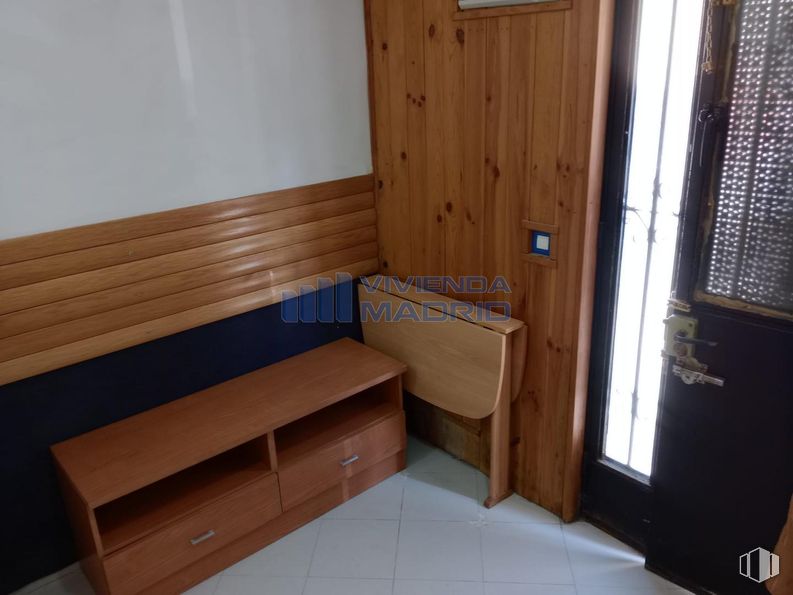 Retail for sale & for rent at Calle Fernán Caballero, Carabanchel, Madrid, 28019 with cabinetry, building, wood, fixture, house, flooring, floor, vehicle, wood stain and door around