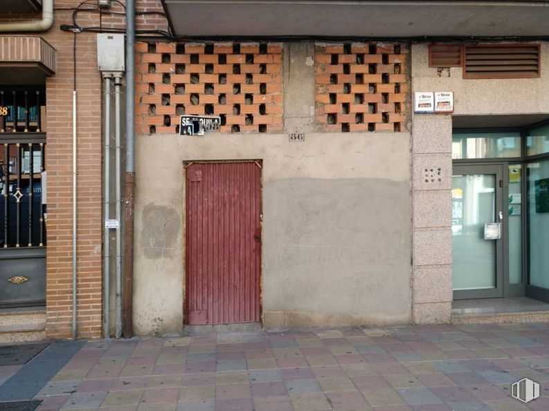 Local en alquiler en Calle de José Zorrilla, Segovia, 40006 con puerta, edificio, accesorio, ladrillo, madera, albañilería, fachada, acera, gas y superficie de carretera alrededor