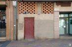 Retail for rent at Calle de José Zorrilla, Segovia, 40006 with door, building, fixture, brick, wood, brickwork, facade, sidewalk, gas and road surface around