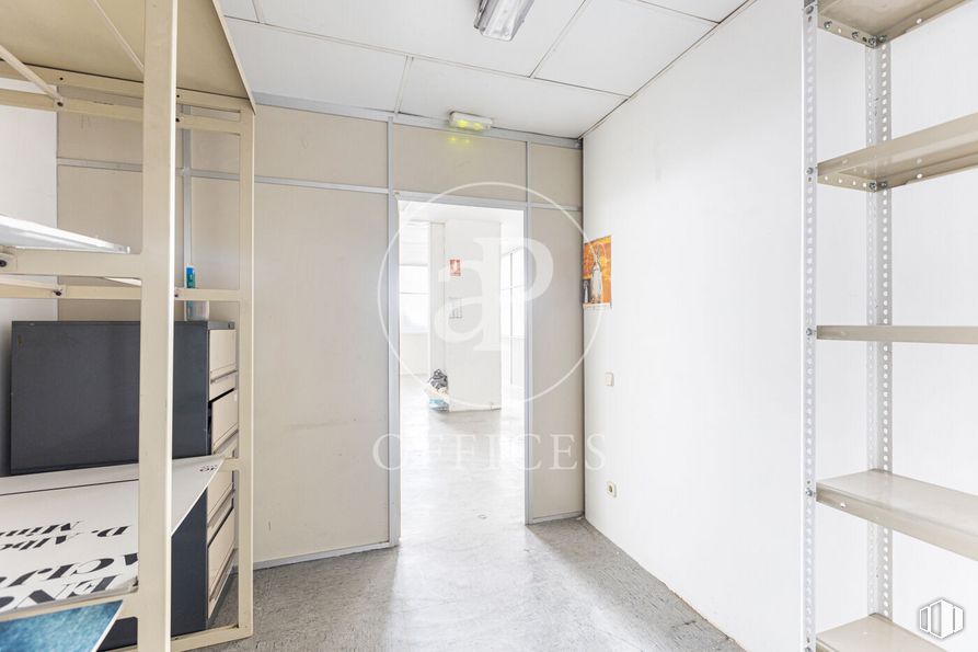 Office for sale at Calle Alfonso Gómez, San Blas - Canillejas, Madrid, 28037 with furniture, property, building, house, interior design, fixture, floor, flooring, door and wall around