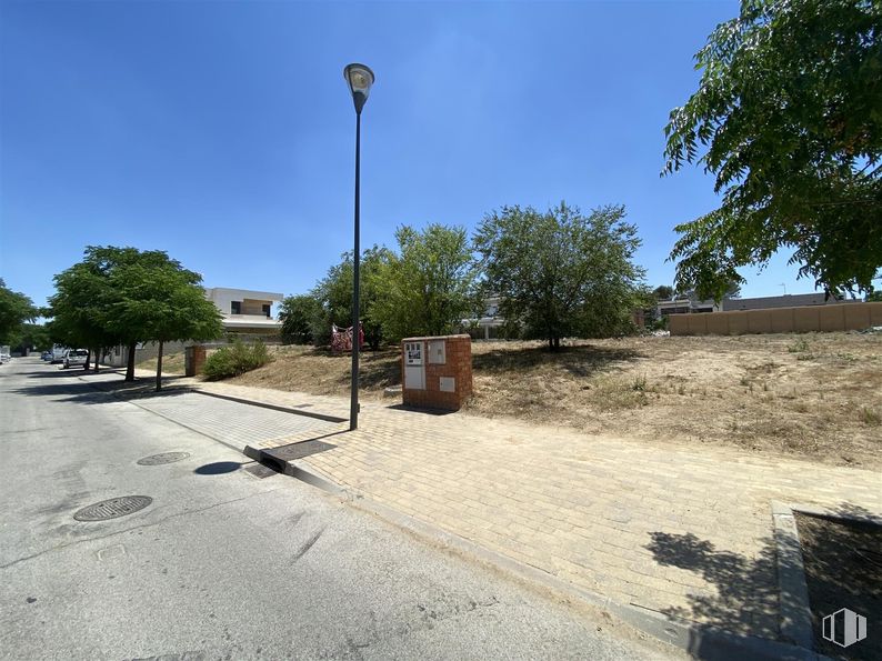 Suelo en venta en Calle Isla de Córcega, Pozuelo de Alarcón, Madrid, 28224 con cielo, superficie de la carretera, asfalto, lote de terreno, sombra, luz de la calle, árbol, planta, zona residencial y paisaje alrededor