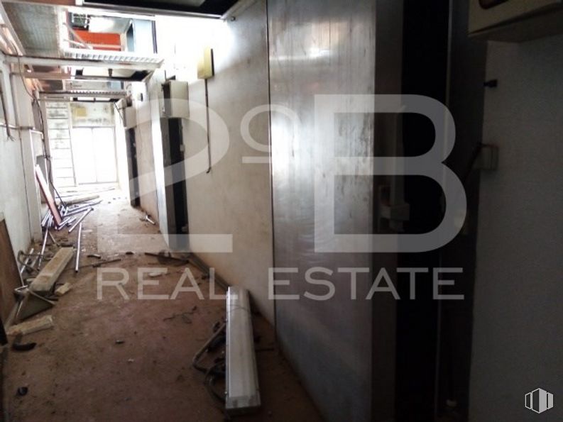 Industrial for sale at Casco urbano, La Puebla de Almoradiel, Toledo, 45840 with building, fixture, flooring, wood, font, composite material, metal, ceiling, aluminium and door around