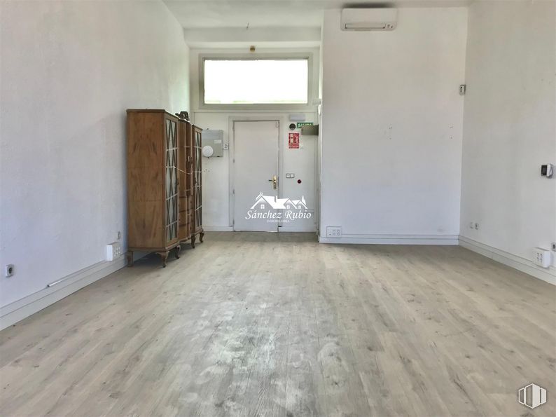 Oficina en alquiler en Avenida Valladolid, Torrelodones, Madrid, 28250 con ebanistería, ventana, armario, edificio, accesorio, madera, casa, suelos, puerta y suelo alrededor