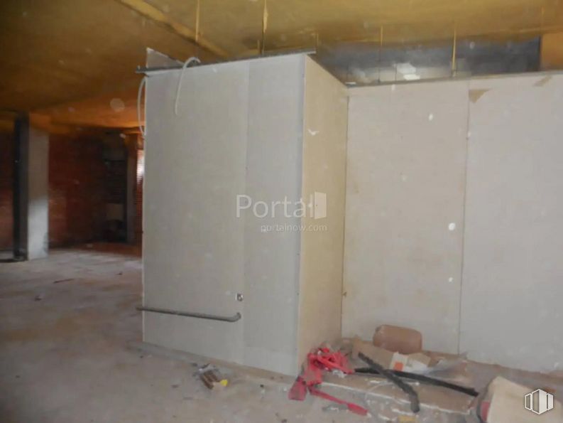 Retail for sale at Calle General Emilio Villaescusa, Tarancón, Cuenca, 16400 with cabinetry, wood, floor, flooring, hardwood, gas, composite material, house, ceiling and plywood around