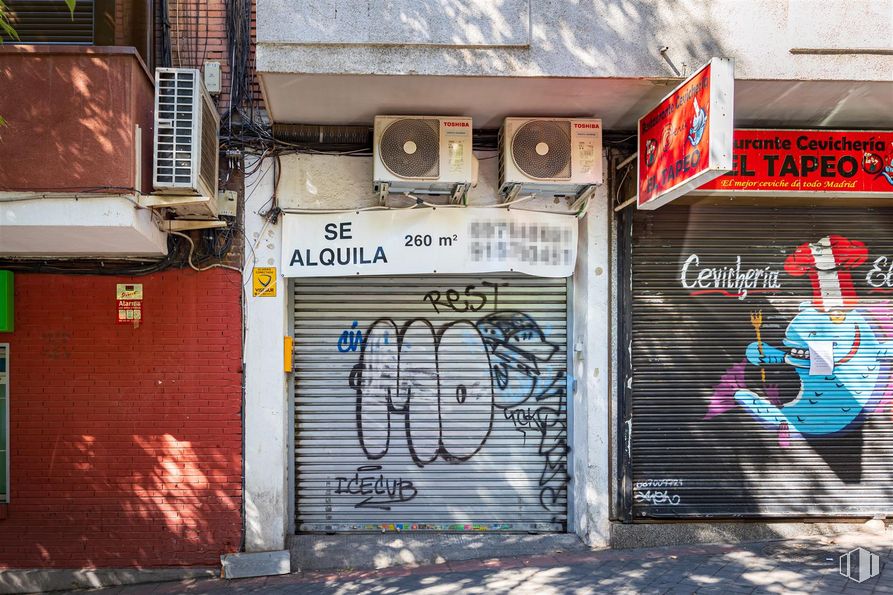 Local en alquiler y venta en Calle Ezequiel Solana, 10, Ciudad Lineal, Madrid, 28017 con productos envasados, infraestructura, accesorio, ladrillo, albañilería, pintura, barrio, línea, pared y fuente alrededor