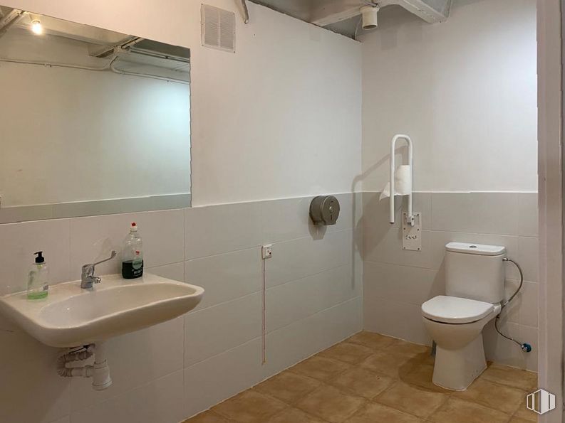 Oficina en alquiler en Zona Ciudad Lineal / Pueblo Nuevo, Ciudad Lineal, Madrid, 28017 con fregadero, inodoro, espejo, propiedad, accesorios de fontanería, edificio, grifo, lavabo, cuarto de baño y morado alrededor