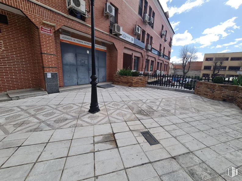 Local en alquiler en Zona centro, Valdemoro, Madrid, 28340 con edificio, ventana, cielo, superficie de la carretera, planta, nube, diseño urbano, suelos, ladrillo y albañilería alrededor