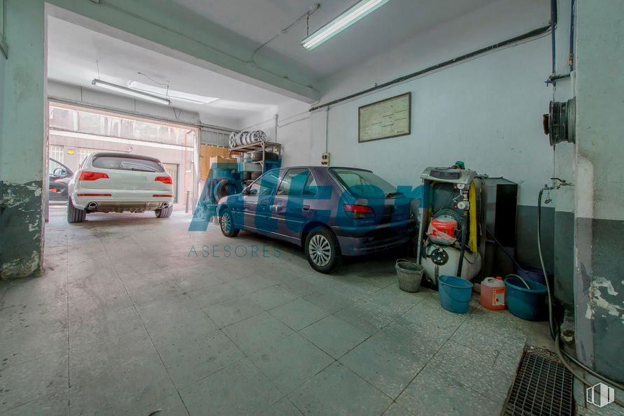 Local en venta en Calle Matilde Landa, Tetuán, Madrid, 28029 con coche, neumático, rueda, alumbrado, luz de estacionamiento, vehículo, vehículo de motor, iluminación del automóvil, diseño automovilístico y luces traseras y de freno alrededor