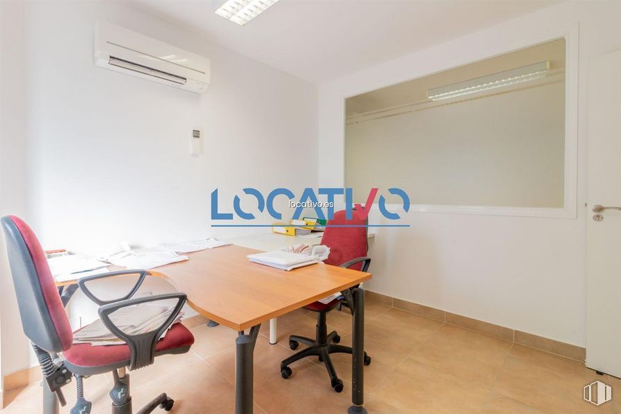 Oficina en alquiler y venta en Zona Centro, Galapagar, Madrid, 28260 con silla, escritorio, puerta, mesa, mueble, edificio, accesorio, madera, suelos y suelo alrededor