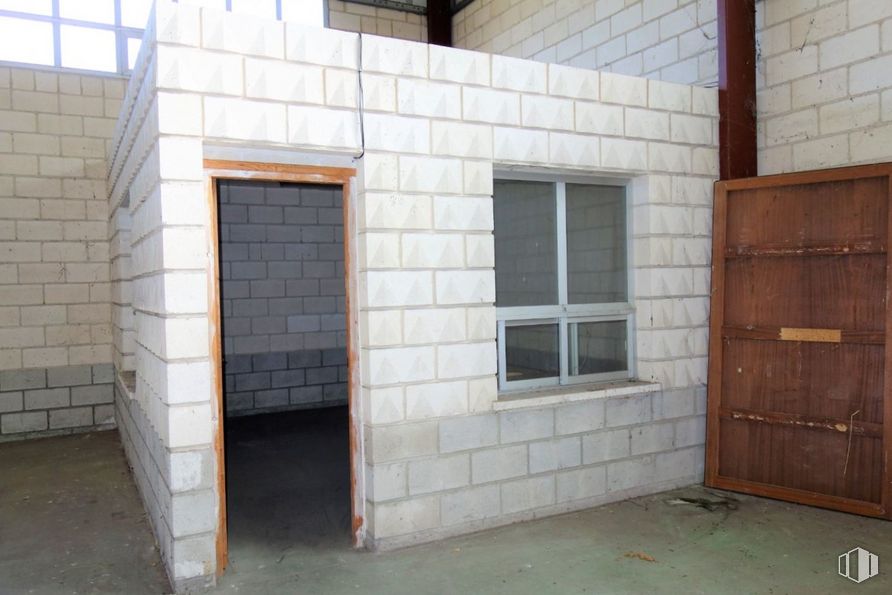 Nave en alquiler en Zona industrial, Sanchidrián, Ávila, 05290 con ventana, estantería, puerta, propiedad, madera, accesorio, albañilería, ladrillo, edificio y suelo alrededor