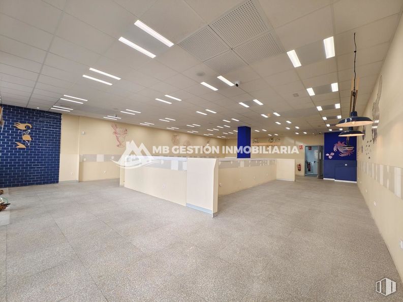 Local en alquiler en Calle Portugal, Fuenlabrada, Madrid, 28942 con edificio, suelos, suelo, techo, vidrio, hall, espacio, accesorio, evento y edificio comercial alrededor