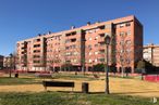 Local en venta en Calle Manacor, Humanes de Madrid, Madrid, 28970 con edificio, mesa de trabajo, cielo, planta, ventana, bloque de torre, banco exterior, lote de tierra, diseño urbano y hierba alrededor