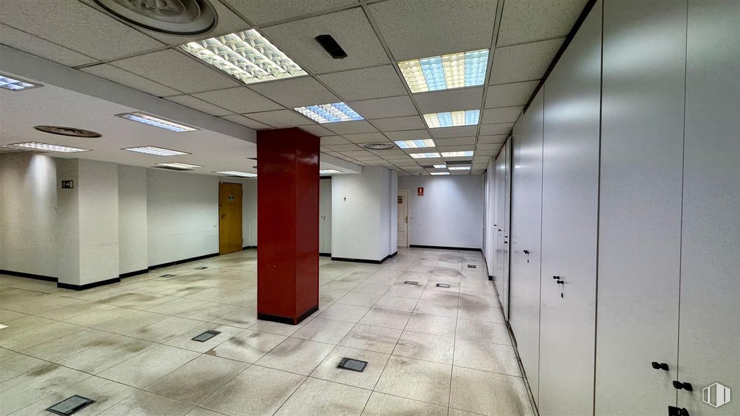 Retail for rent at Paseo Castellana, 192, Chamartín, Madrid, 28046 with light fixture, lighting, flooring, floor, ceiling, composite material, tile flooring, concrete, glass and tile around