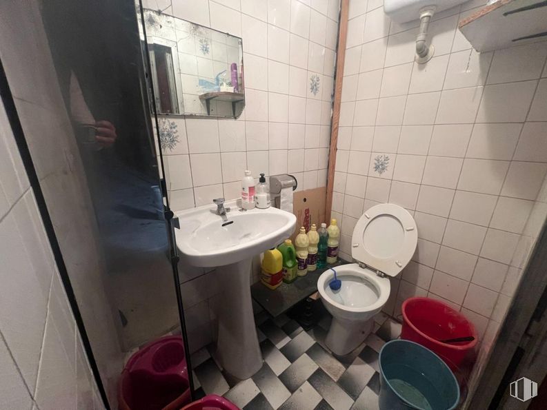 Local en alquiler en Calle Hacienda de Pavones, Moratalaz, Madrid, 28030 con inodoro, fregadero, grifo, propiedad, lavabo, accesorios de fontanería, cuarto de baño, morado, asiento del inodoro y edificio alrededor