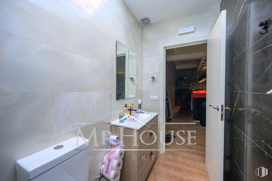 Industrial for sale at Calle Costa del Sol, Yuncos, Toledo, 45210 with door, flooring, floor, plumbing fixture, interior design, plumbing, tap, sink, bathroom and tile around